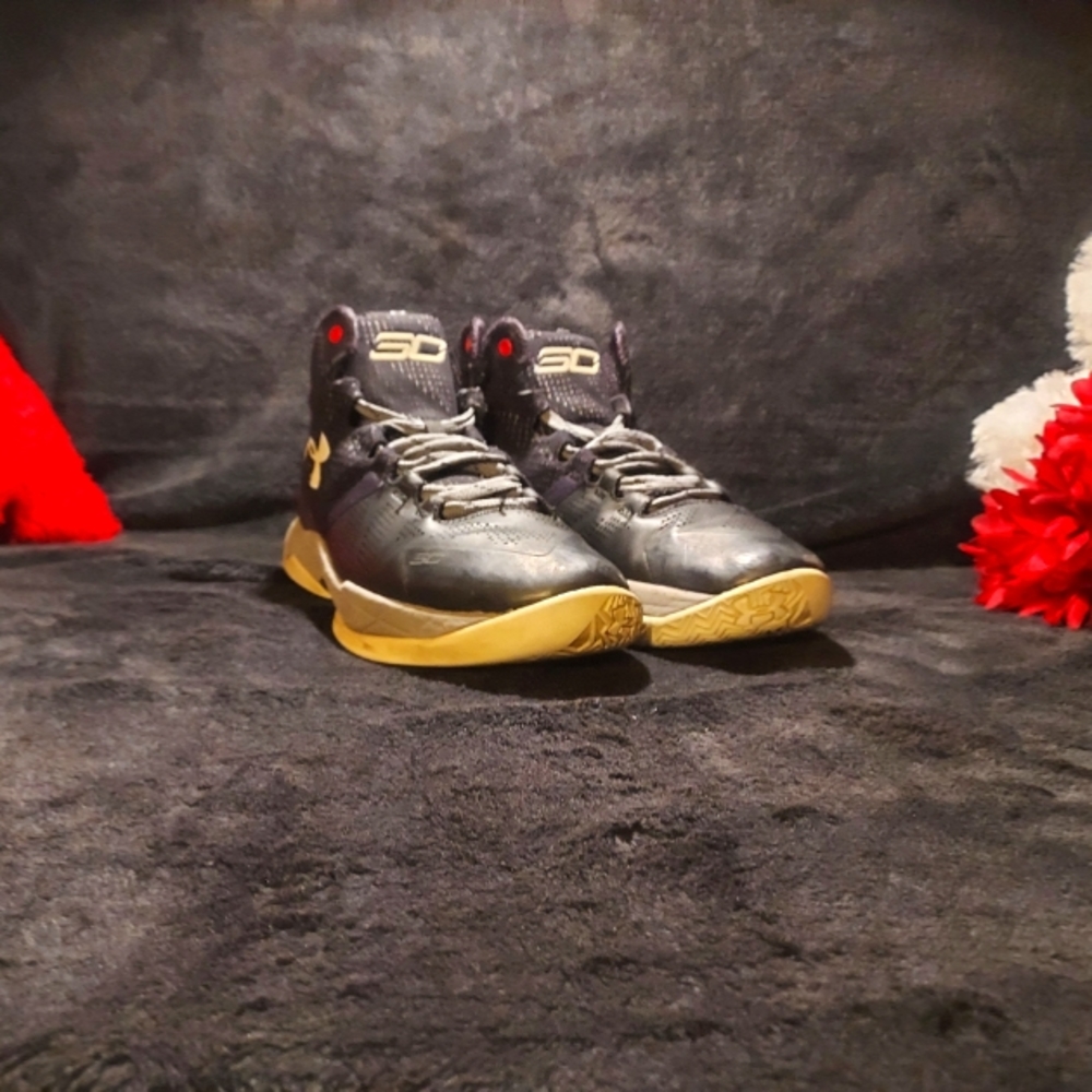 Curry's/Under Armour Size 4